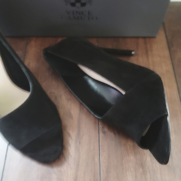 NEW! VINCE CAMUTO Rallien Black Leather Suede Peep Toe Pumps 10. - Picture 4 of 8